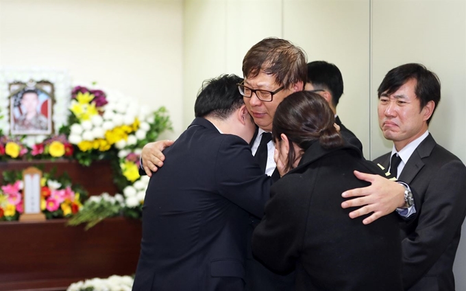 10일 오후 부산 해운대구에 있는 부산국군병원 장례식장에 마련된 윤창호씨 빈소에서 윤씨 친구들이 아버지 품에서 오열하고 있다. 맨 오른쪽은 윤창호법을 발의한 하태경 의원. 연합뉴스