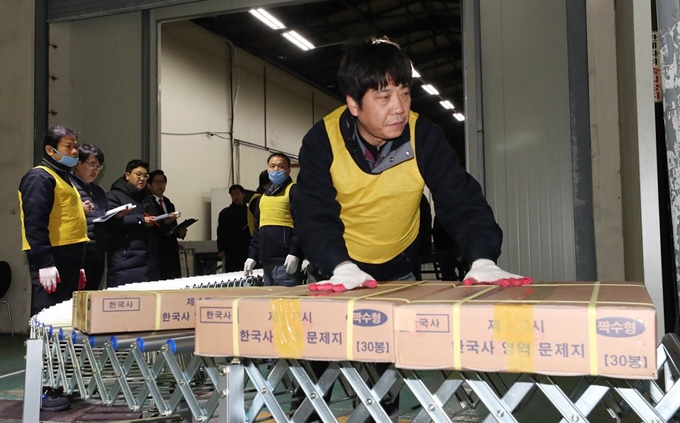 12일 오전 세종시 한 인쇄공장 관계자들이 대학수학능력시험용 문제지와 답안지를 전국 시험 지구별로 배부하고 있다. 연합뉴스