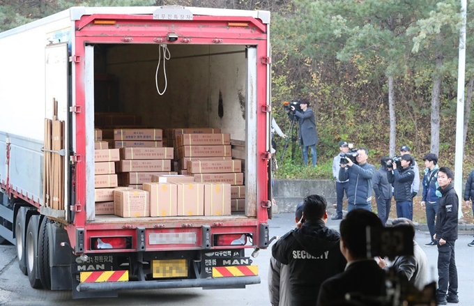 12일 오전 세종시 한 인쇄공장에 대학수학능력시험용 문제지와 답안지가 전국 시험 지구별로 분류되어 수송트럭에 실려 있다. 연합뉴스