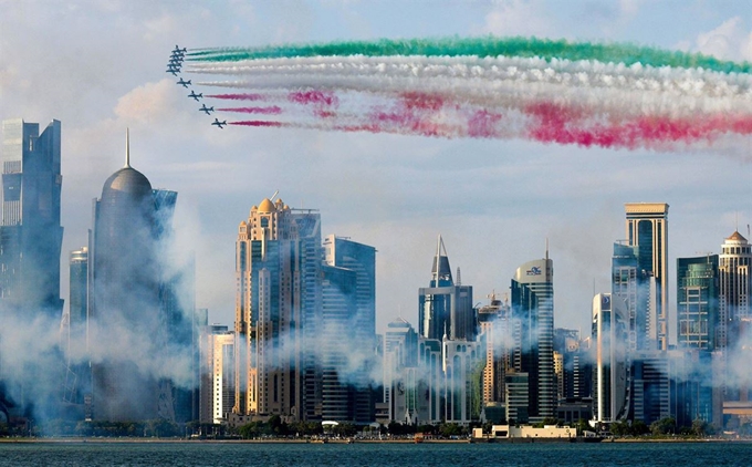 이탈리아 공군 곡예비행팀 'Frecce Tricolori'가 12일(현지시간) 카타르의 도하 코르니시(Doha Corniche) 상공에서 화려한 에어쇼를 선보이고 있다. EPA 연합뉴스