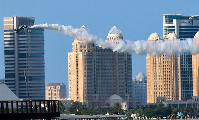 이탈리아 공군 곡예비행팀 'Frecce Tricolori'가 12일(현지시간) 카타르의 도하 코르니시(Doha Corniche) 상공에서 화려한 에어쇼를 선보이고 있다. EPA 연합뉴스