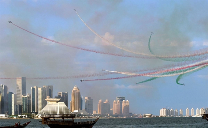 이탈리아 공군 곡예비행팀 'Frecce Tricolori'가 12일(현지시간) 카타르의 도하 코르니시(Doha Corniche) 상공에서 화려한 에어쇼를 선보이고 있다. EPA 연합뉴스