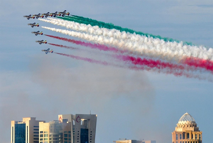 이탈리아 공군 곡예비행팀 'Frecce Tricolori'가 12일(현지시간) 카타르의 도하 코르니시(Doha Corniche) 상공에서 화려한 에어쇼를 선보이고 있다. EPA 연합뉴스