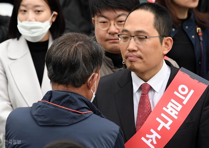 11일 오후 서울 덕수궁 대한문 앞에서 열린 '제3차 전국의사총궐기대회'에서 최대집 대한의사협회장(오른쪽)이 시민과 이야기를 나누고 있다. 서재훈 기자