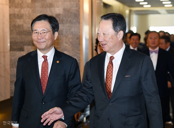 성윤모 산업통상자원부 장관(왼쪽)이 12일 오전 서울 중구 대한상공회의소에서 박용만 회장 등 대한상의 회장단과 간담회를 하기 위해 회의실로 들어서고 있다. 신상순 선임기자