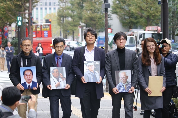 한일 시민단체 활동가와 강제징용 소송 피해자 측 변호인이 12일 한국 대법원의 손해배상 판결 이행을 촉구하는 요청서를 전달하기 위해 도쿄 신일철주금 본사로 향하고 있다. 왼쪽부터 야노 히데키 강제연행ㆍ기업 책임추궁 재판 전국 네트워크 사무국장, 김민철 태평양전쟁피해자보상추진협의회 집행위원장, 김진영 민족문제연구소 연구원, 임재성 변호사, 김세은 변호사. 도쿄=연합뉴스