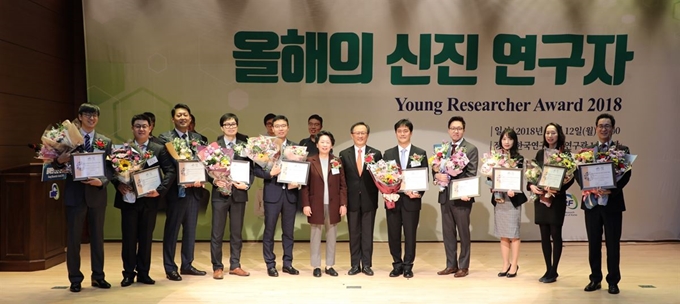 12일 한국연구재단 대전청사에서 열린 '올해의 신진연구자 2018' 수상자들이 기념 촬영하고 있다. 왼쪽부터 서재홍, 왕동환, 유창현, 정재웅, 최준일, 노정혜 이사장, 지영석 회장, 김성연, 정효성, 제유진, 구민정, 윤장혁씨. 한국연구재단 제공