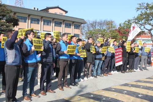 충남도의회 시.군 행정사무감사 폐지공동대책위가 12일 부여군청 앞에서 충남도의회의 시군 행감 철회를 요구하고 있다. 연합뉴스.