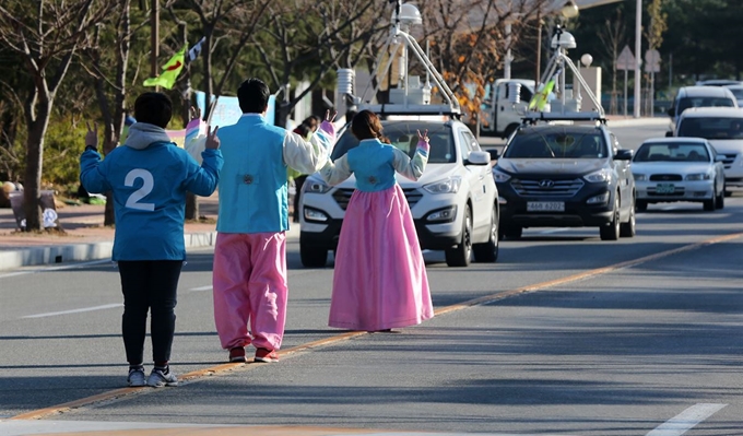 총학생회 선거 운동 중인 후보자들. 연합뉴스