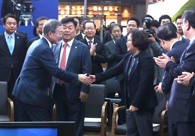 문재인 대통령이 9일 서울 코엑스 별마당 도서관에서 열린 공정경제전략회의에 참석하며 강정화 한국소비자단체협의회장과 인사를 나누고 있다. 류효진기자