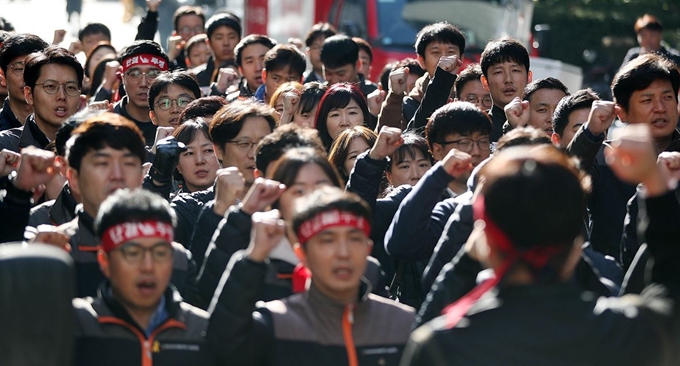 전국금융산업노동조합이 12일 서울 영등포구 여의도 더불어민주당사 앞에서 카드수수료 인하 반대 천막농성에 앞서 집회를 하고 있다. 뉴시스