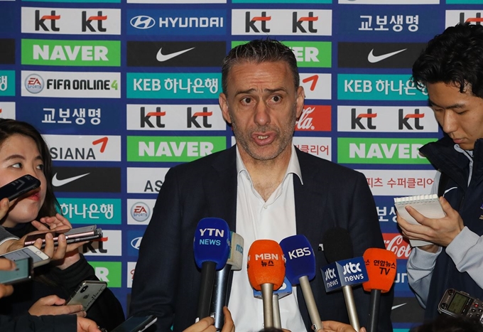 파울루 벤투 한국 축구국가대표팀 감독이 12일 인천공항에서 호주로 출국하기 전 인터뷰하고 있다. 연합뉴스