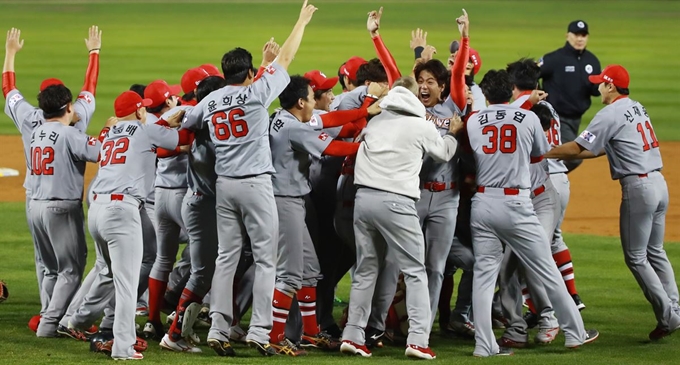 SK 와이번스 선수들이 12일 서울 잠실구장에서 열린 2018 프로야구 한국시리즈 두산 베어스와의 6차전 경기에서 승리한 뒤 마운드 위에서 환호하고 있다. 연합뉴스.