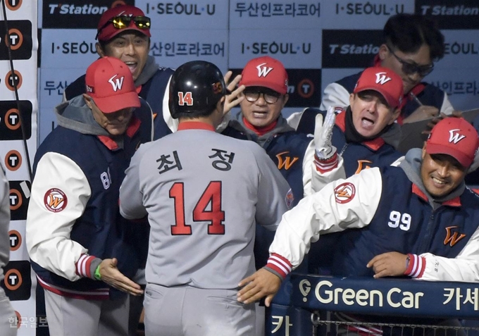 [저작권 한국일보]2018한국시리즈 6차전12일 오후 서울 잠실야구장에서 열린 '2018 한국시리즈' 두산 베어스와 SK 와이번스 6차전경기에서 9초 2사 SK 최정이 4-4 동점을 만드는 솔로홈런을 치고 동료들의 환호를 받고 있다. 서재훈 기자 spring@hankookilbo.com