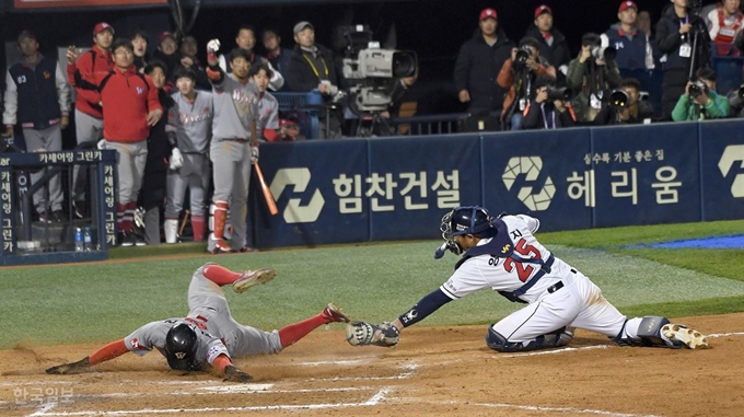 [저작권 한국일보]2018한국시리즈 6차전12일 오후 서울 잠실야구장에서 열린 '2018 한국시리즈' 두산 베어스와 SK 와이번스 6차전경기에서 8초 2사 1,2루 SK공격, 김성현의 안타 때 2루 주자 김재현이 홈에서 아웃되고 있다. 두산 포수는 양의지. 서재훈 기자 spring@hankookilbo.com