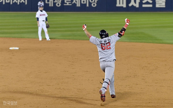 [저작권 한국일보]2018한국시리즈 6차전12일 오후 서울 잠실야구장에서 열린 '2018 한국시리즈' 두산 베어스와 SK 와이번스 6차전경기에서 연장 13회초 2사 SK 한동민이 솔로포를 날리고 그라운드를 돌고 있다. 서재훈 기자 spring@hankookilbo.com