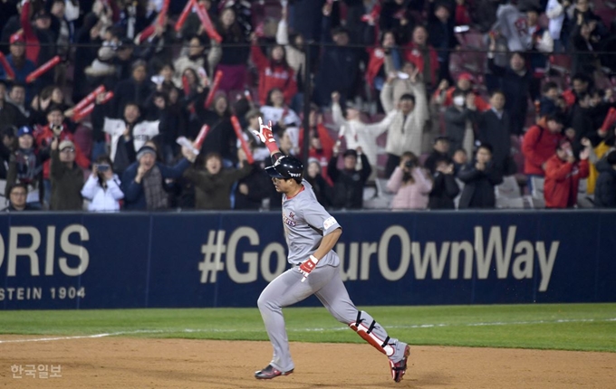 [저작권 한국일보]2018한국시리즈 6차전12일 오후 서울 잠실야구장에서 열린 '2018 한국시리즈' 두산 베어스와 SK 와이번스 6차전경기에서 연장 13회초 2사 SK 한동민이 솔로포를 날리고 그라운드를 돌고 있다. 서재훈 기자 spring@hankookilbo.com