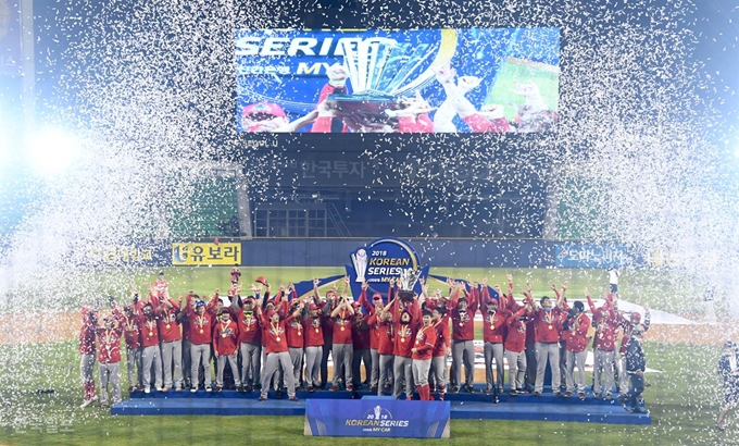 [저작권 한국일보]2018한국시리즈 6차전 SK우승13일 새벽 서울 잠실야구장에서 열린 2018 프로야구 한국시리즈 시상식에서 SK가 우승을 확정짓고 우승트로피를 들어올리며 환호하고 있다. 서재훈 기자 spring@hankookilbo.com