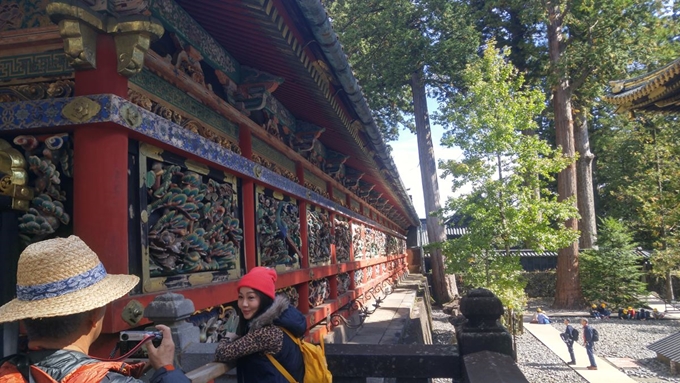 요메이몬 좌우에 늘어선 조각을 배경으로 관람객이 사진을 찍고 있다. 화려하고 과감한 조각의 형태가 인상적이다.