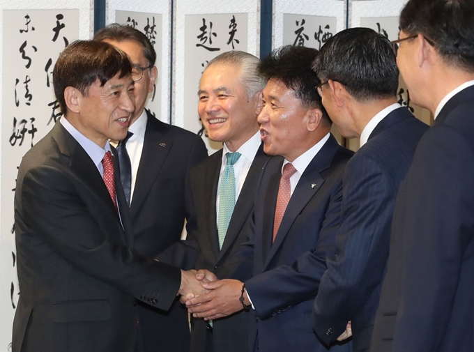 이주열(맨 왼쪽) 한국은행 총재가 지난 2일 오전 서울 중구 한국은행 본점에서 열린 금융협의회에서 은행장들과 인사를 하고 있다. 연합뉴스