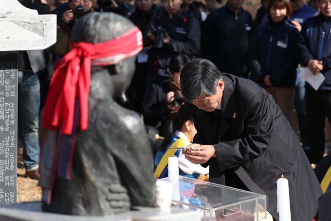 13일 경기도 남양주시 모란공원에서 열린 고(故) 전태일 열사 48주기 추모제에서 열사의 동생 전태삼 씨가 향에 불을 붙이고 있다. 연합뉴스