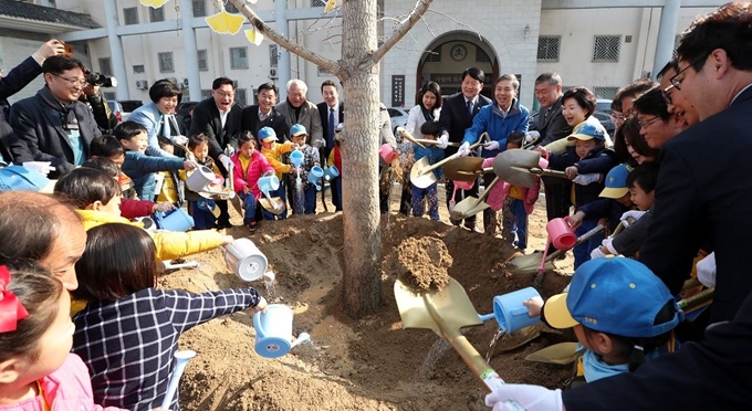 13일 전북 전주시 전주종합경기장에서 열린 천만그루 나무심기 첫 시민나무 식재행사에서 김승수 전주시장과 시민이 참석한 가운데 어린이들이 헌수한 첫 나무를 심고 있다. 전주시 제공