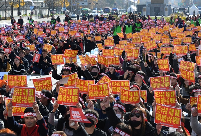 13일 오후 서울 세종로 광화문광장에서 한국 마트협회를 비롯한 20여 개 상인단체로 구성된 '불공정 카드수수료 차별 철폐 전국 투쟁본부'가 카드수수료 동일 적용을 촉구하는 집회를 열고 있다. 홍인기 기자