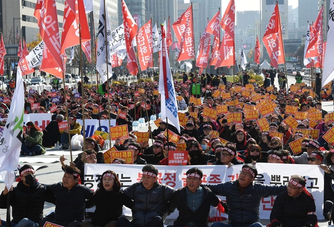 13일 오후 서울 세종로 광화문광장에서 1차 자영업 총궐기 대회에 참석한 회원들이 카드수수료 동일 적용을 요구하는 구호를 외치고 있다. 홍인기 기자