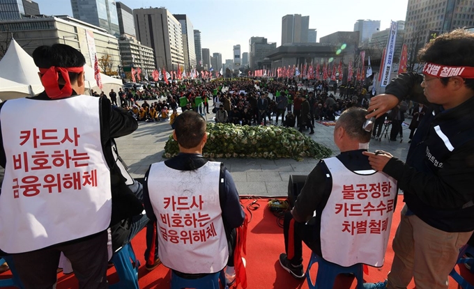 총궐기 대회 연단 위에서 5인의 대표들이 삭발식을 진행하고 있다. 홍인기 기자