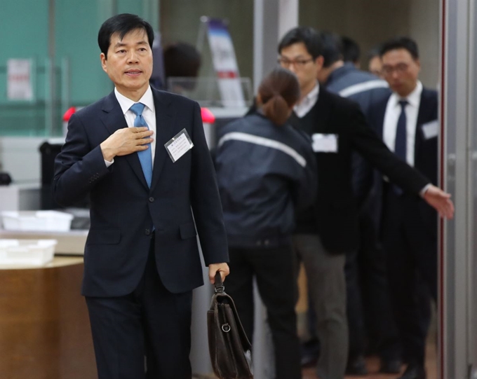 김태한 삼성바이오로직스 대표이사가 10월 31일 오후 서울 종로구 정부서울청사에서 열린 삼성바이오로직스 분식회계 혐의 재감리 안건 논의를 위한 증선위원회 회의에 참석하기 위해 청사로 들어서고 있다. 연합뉴스