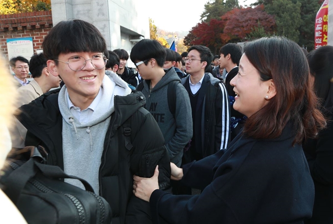 2019학년도 대학수학능력시험을 하루 앞둔 14일 오전 서울 용산구 용산고등학교에서 3학년 수험생이 선생님의 격려를 받으며 하교하고 있다. 연합뉴스