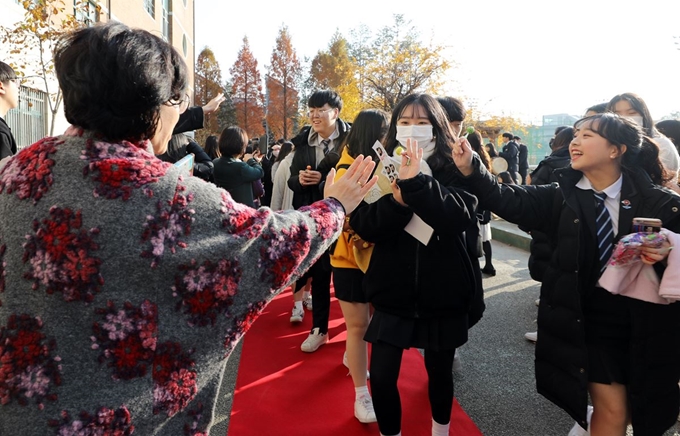 2019 대학수학능력시험을 하루 앞둔 14일 오전 서울 구로구 경인고등학교에서 수험생들이 교사의 응원을 받으며 하교를 하고 있다. 뉴스1