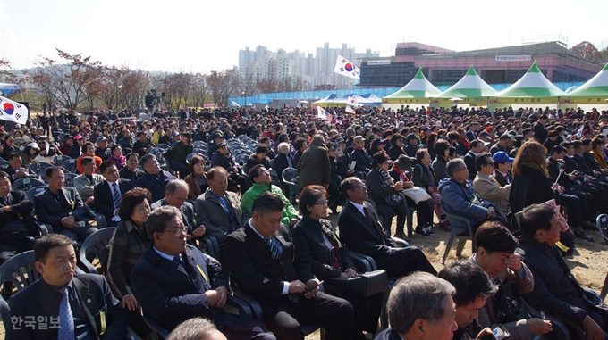 [저작권 한국일보]14일 경북 구미시 상모동 박정희 전 대통령 기념관 옆 공터에서 열린 기념행사에 시민들이 참석했다. 김재현기자 k-jeahyun@hankookilbo.com