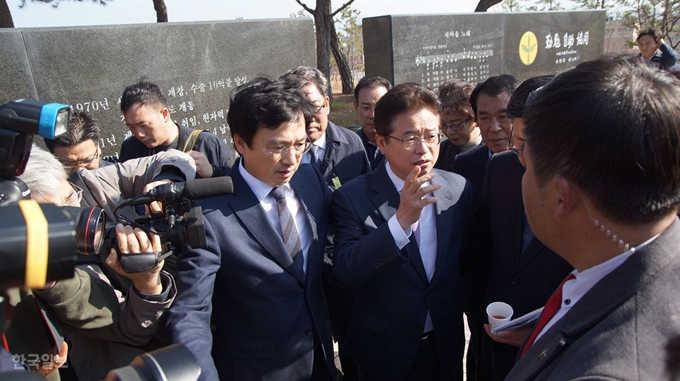 [저작권 한국일보]14일 박정희 전 대통령 101주년 탄신제에 참석한 이철우 경북도지사가 보수단체 회원에게 일갈하고 있다. 김재현기자 k-jeahyun@hankookilbo.como