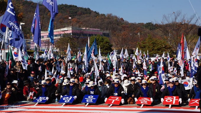 [저작권 한국일보]14일 오후 경북 구미시 상모동 박정희 전 대통령 생가 주차장에서 대한애국당 등 보수단체회원들이 박근혜 전 대통령의 무죄석방과 새마을운동 역사 지우기에 반대하는 태극기 집회를 열고 있다. 김재현기자 k-jeahyun@hankookilbo.com