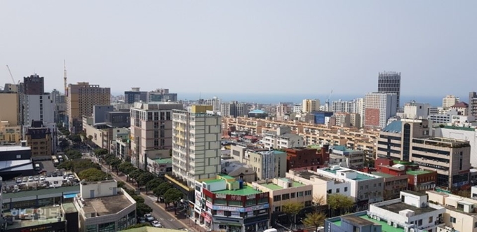 [저작권 한국일보]제주도가 특별자치도가 출범한 지 13년 만에 행정체제 개편에 나선다. 사진은 제주시 도심 전경. 김영헌 기자.