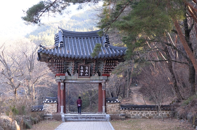 올해 문화재 관람료 논란을 빚은, 전남 구례 천은사의 입구. 천은사는 “문화재 관람료가 문화유산지구의 수려한 자연환경과 문화재의 체계적인 관리를 위해 반드시 필요한 관리비”라는 입장이다. 한국일보 자료사진