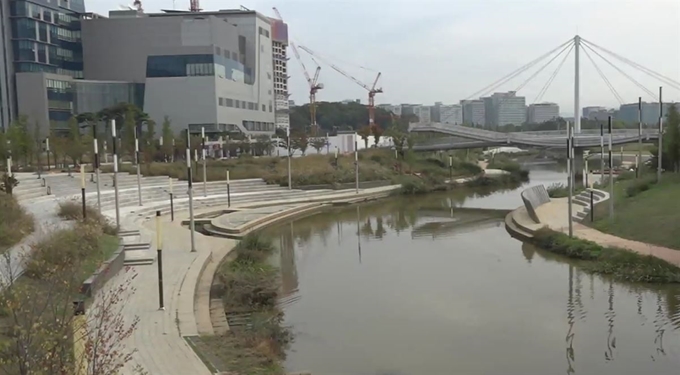 지난 9월 경기 고양시 일산동구 한류월드 부지에 조성된 수변공원 내 한류천에 녹조가 퍼져 있다. 독자 제공