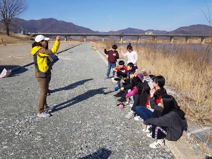 목행 지역아동센터 아이들은 역사 그림책 소재를 찾기 위해 지역 곳곳을 탐방했다. 사진은 이번 책 내용의 배경이 된 달천강 유역을 찾은 모습. 목행 지역아동센터 제공