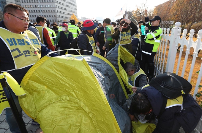 14일 오후 서울 국회 앞에서 파견법 및 기간제법 폐기를 촉구하며 집회를 하던 민주노총 비정규직 100인 대표단이 텐트 설치를 두고 경찰과 충돌하고 있다. 연합뉴스