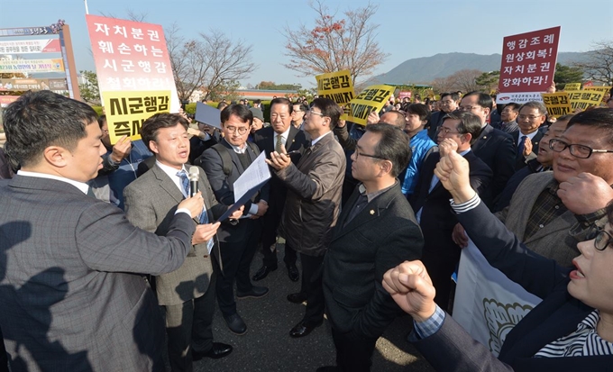 충남도의회 행정자치위원회 위원들이 14일 보령시청을 찾아 행정사무감사를 진행하려다가 공무원노조 및 보령시의회 의원들의 저지로 무산되자 성명을 발표하고 있다. 충남도의회 제공