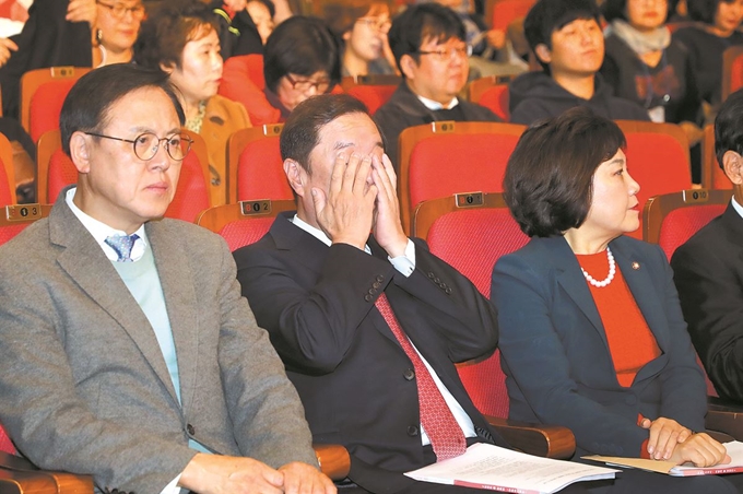 김병준 자유한국당 비상대책위원장이 14일 국회 의원회관에서 열린 '커뮤니티 케어 어떻게 할 것인가?' 정책토론회에 참석해 두 손으로 얼굴을 감싸고 있다. 연합뉴스