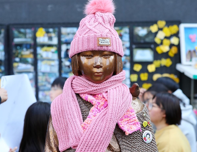 14일 오후 서울 종로구 일본대사관 앞에서 열린 제1361차 일본군 '위안부' 문제 해결을 위한 정기 수요집회에서 누군가가 준비한 모자와 목도리가 평화의 소녀상에 입혀져 있다. 연합뉴스