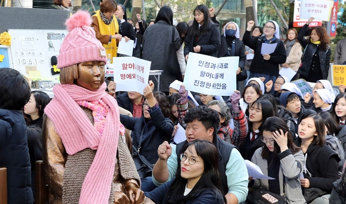 14일 서울 종로구 옛 일본대사관 앞 평화의 소녀상에 털 모자와 목도리 등 시민들이 마련해 준 방한용품이 입혀져 있다. 뉴스1