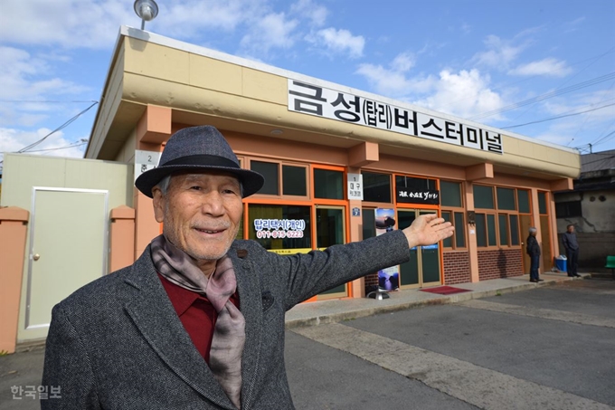 [저작권 한국일보]김재도 탑리버스정류장 대표가 13일 경북 의성군 금성면 자신의 정류장에서 노포에 얽힌 지난 얘기를 들려주고 있다. 전준호기자