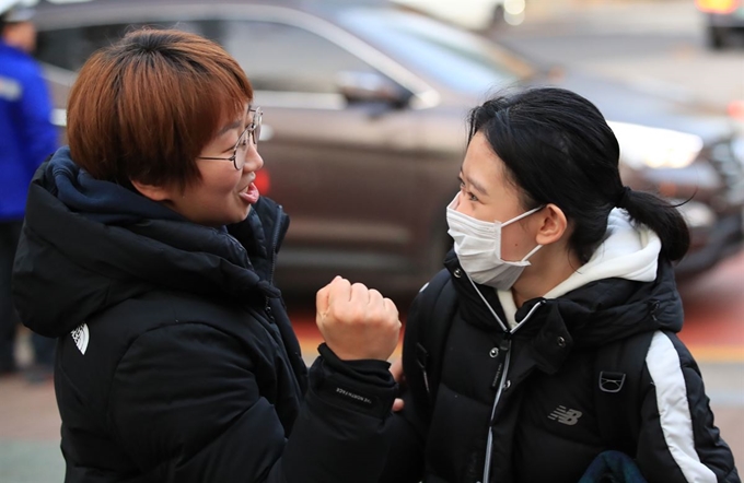 2019학년도 대학수학능력시험일인 15일 서울 개포고 앞에서 한 수험생이 선생님에게 격려받고 있다. 연합뉴스