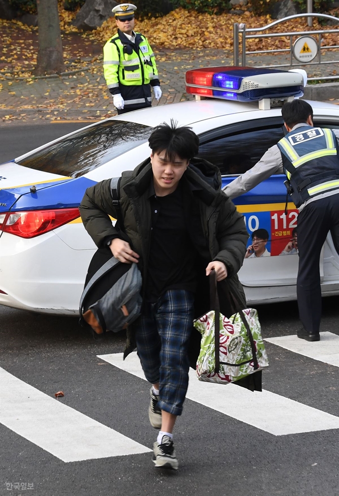 [저작권 한국일보]서울 반포고등학교에서 15일 경찰차를 타고 온 수험생이 시험장으로 뛰어들어가고 있다. 신상순 선임기자