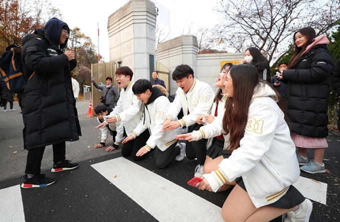 2019학년도 대학수학능력시험일인 15일 오전 서울 강남구 경기고등학교 앞에서 압구정고 학생들이 고3 수험생 선배에게 절을 하며 응원하고 있다. 연합뉴스