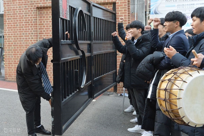 2019학년도 대학수학능력시험일인 15일 오전 서울 종로구 수능 고사장인 동성고등학교 앞에서 재학생들이 열띤 응원을 펼치고 있다. 김혜윤 인턴기자.