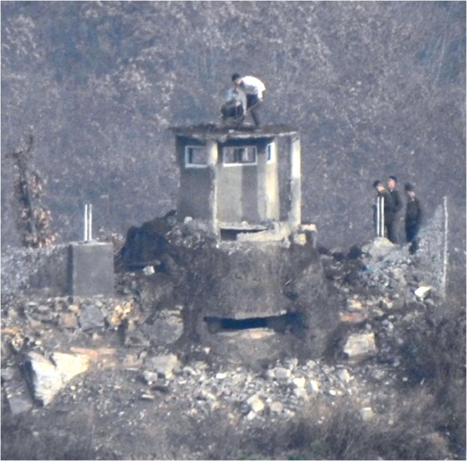 지난 10일 북한의 중부전선 GP 철거 모습을 국방부가 15일 공개했다. 국방부 제공